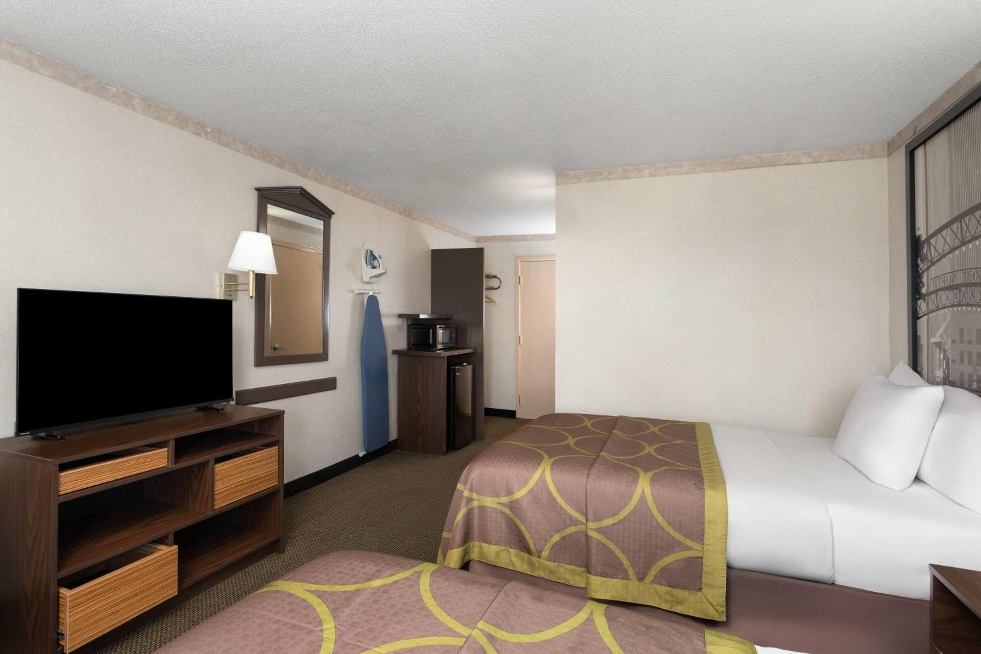 Super 8 By Wyndham Columbus Hotel Exterior foto